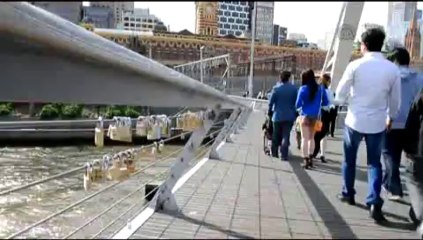 Dileklerini köprüye kilitliyorlar