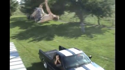 Backflip sur une voiture en mouvement! Dangereux!