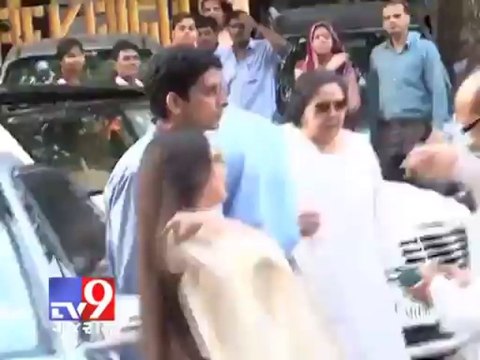 Aishwarya Rai Bachchan Attends Prayer Meet for Madhuri Dixits Late Father - 2013