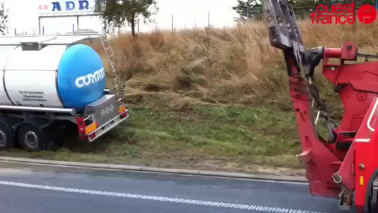Un camion citerne  accidenté - Faits-divers