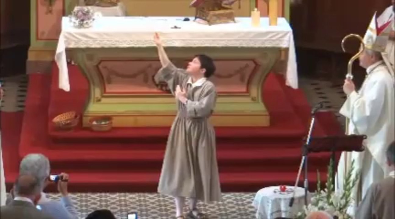 Le chant Couronnée d'étoiles gestué par Marie Claire