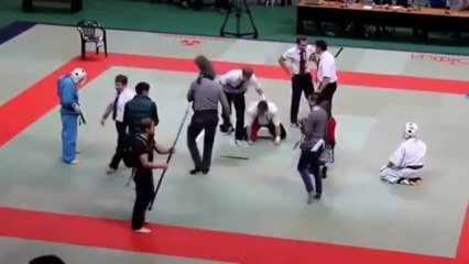 Un arbitre de karaté se met à frapper les combattant