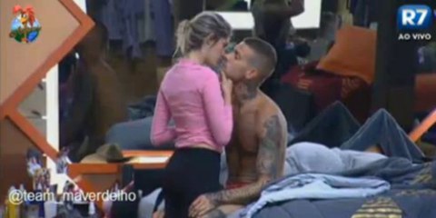 Barbara e Mateus se beijam no quarto, tarde 17/09