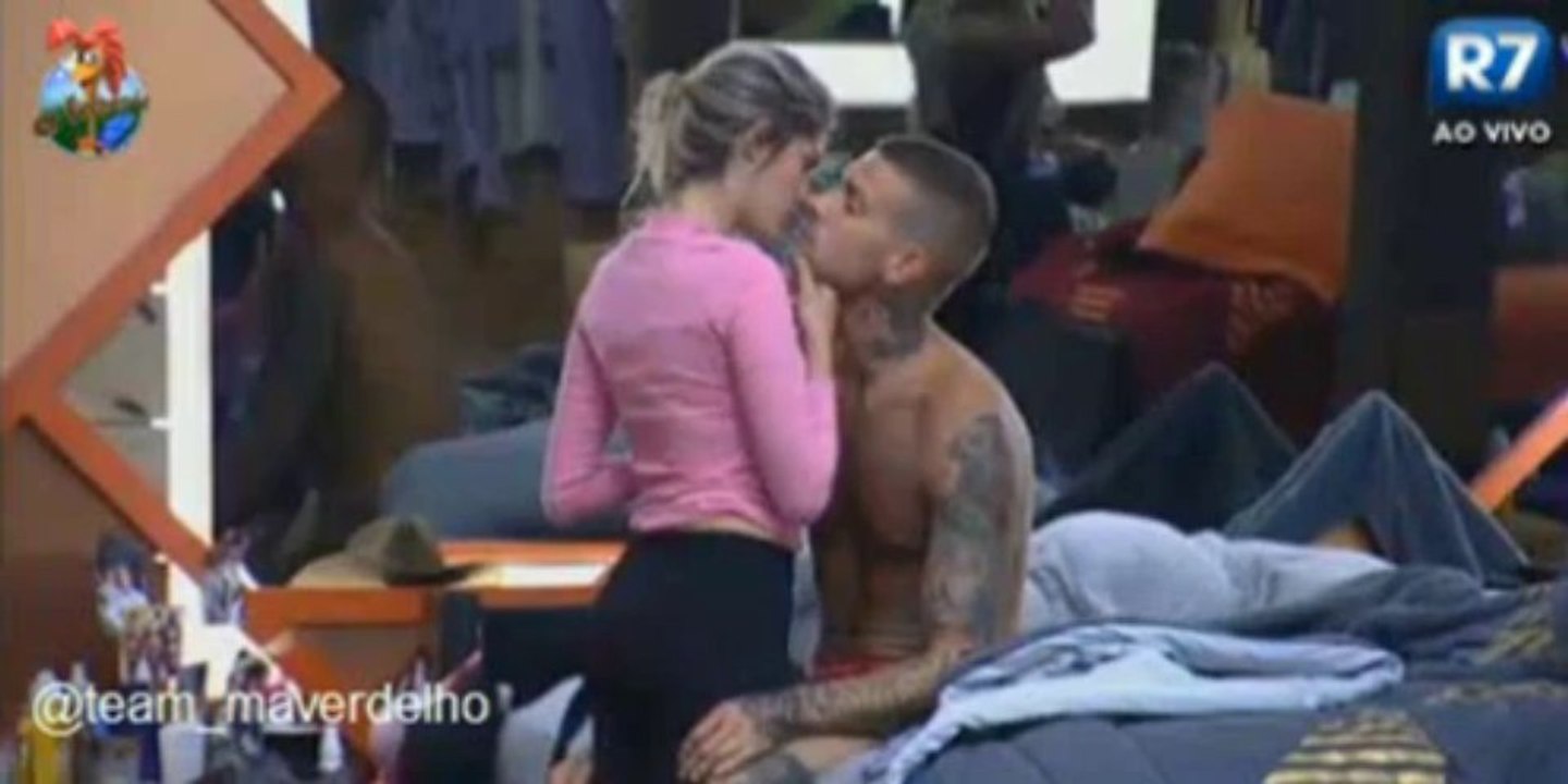 Barbara e Mateus se beijam no quarto, tarde 17/09