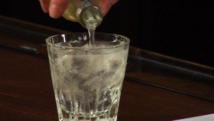 How to make a gin and tonic cocktail