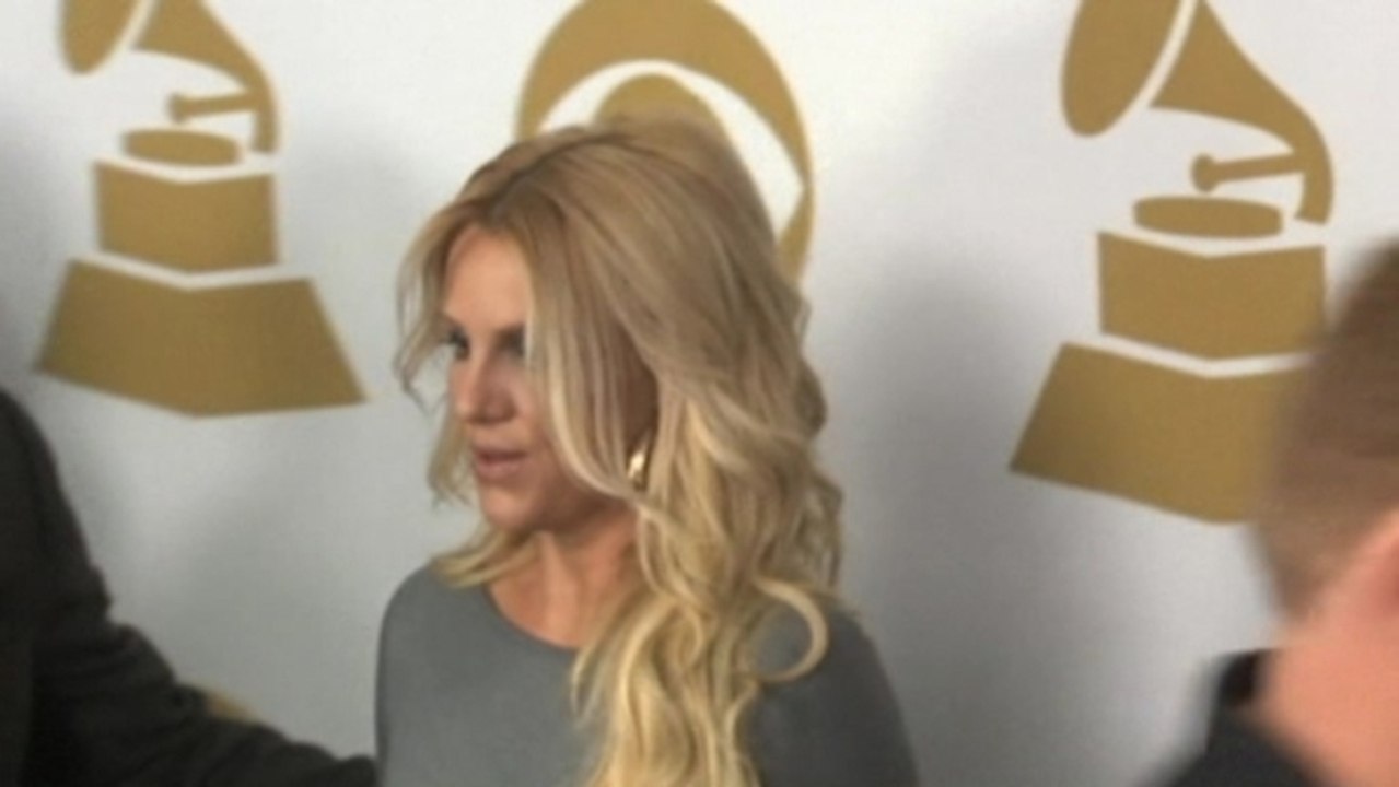 Spears heads to Vegas, Cyrus and Hemsworth break up