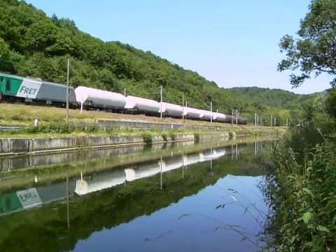 BB 27035 passe Deluz avec un fret.