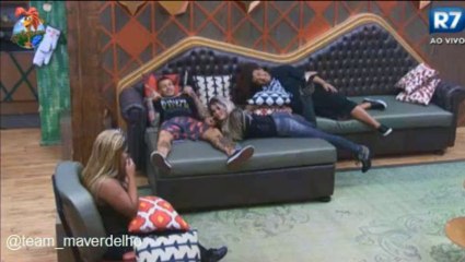 Barbara, Mateus, Gominho e Yani conversando na sala, tarde 17/09