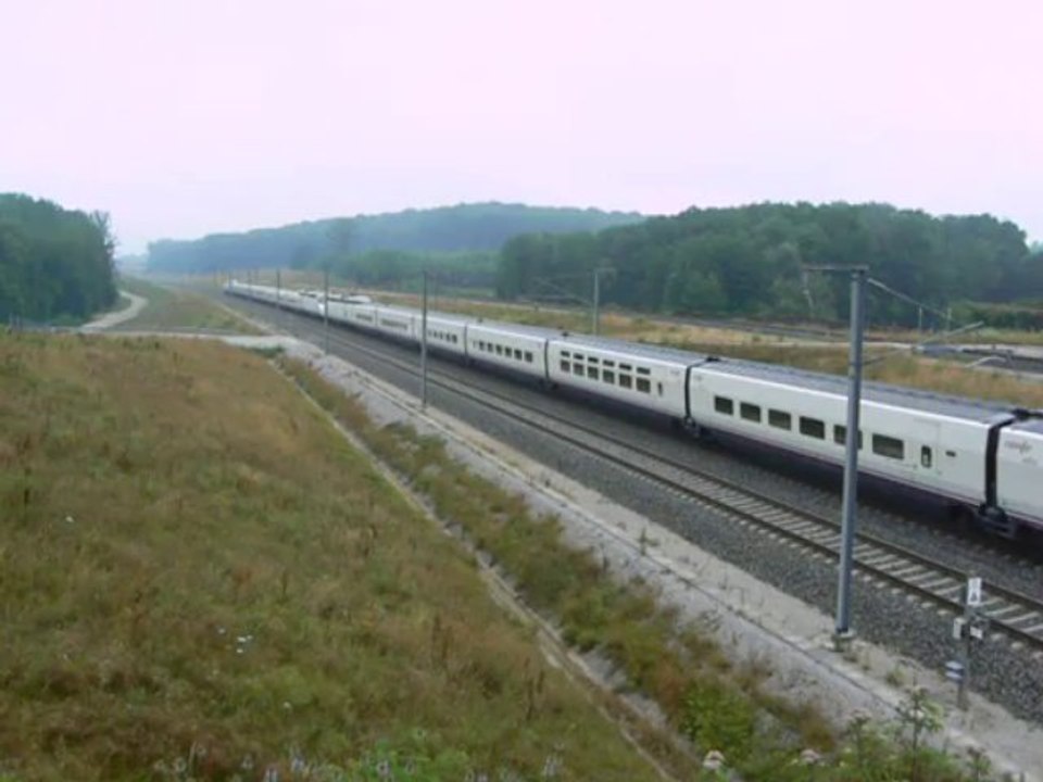 Rames AVE 22 et 24 de la Renfe en acheminement pour Lyon à Geneuille sur la LGV RR.