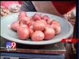Tv9 Gujarat - Mumbai : Onion prices hit the roof ,rise to Rs 70 per kg