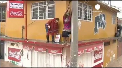 Acapulco: aislada, inundada e infestada de caimanes