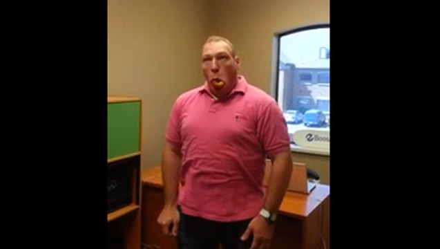 Manger une pomme en une bouchée