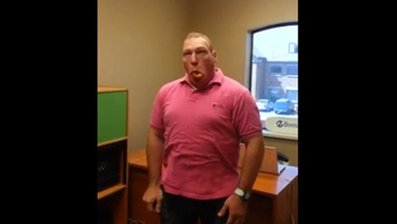 Manger une pomme en une bouchée