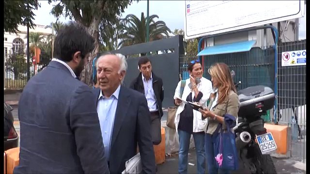 Napoli - Il Mov 5 stelle sul cantiere della metropolitana (17.09.13)