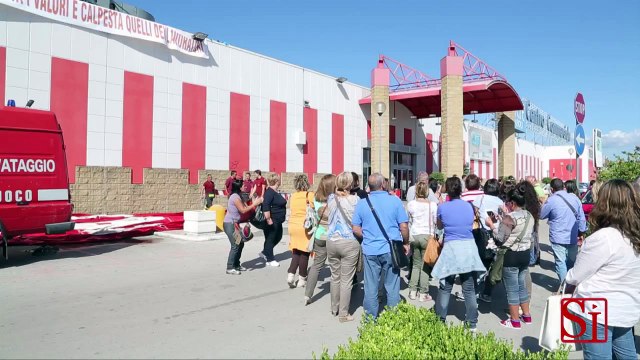 Afragola (NA) - I dipendenti Ipercoop sul tetto del supermercato (17.09.13)