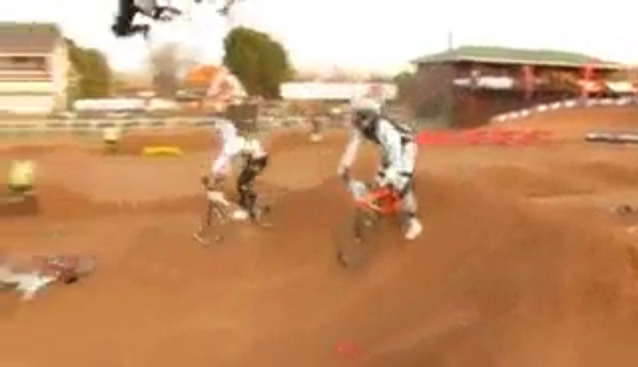 Effet domino en course de BMX - Très grosse chute!