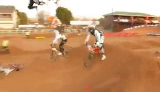 Effet domino en course de BMX - Très grosse chute!