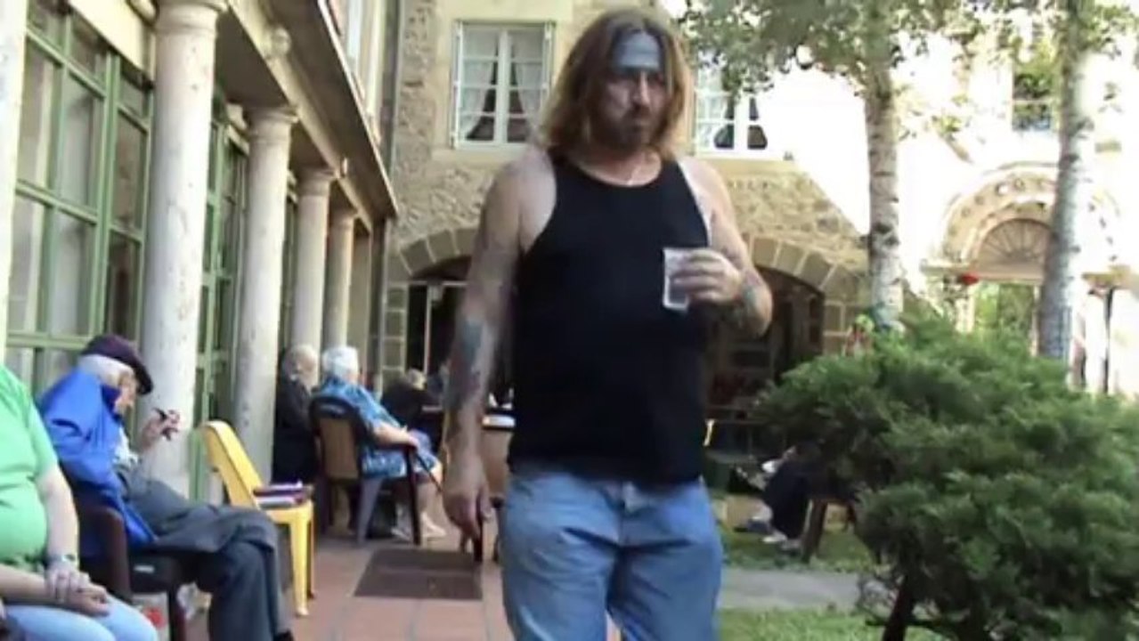 New01.mpg Mamie Riquier le 10 août 2011 à la Maison de Retraite Ste Monique Puy en VELAY-43-