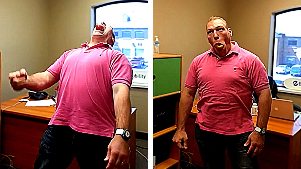 Un mec mange une pomme en un seul coup