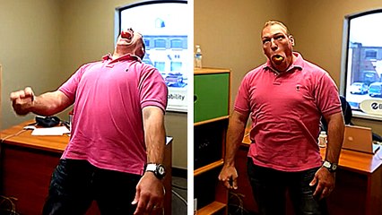 Un mec mange une pomme en un seul coup