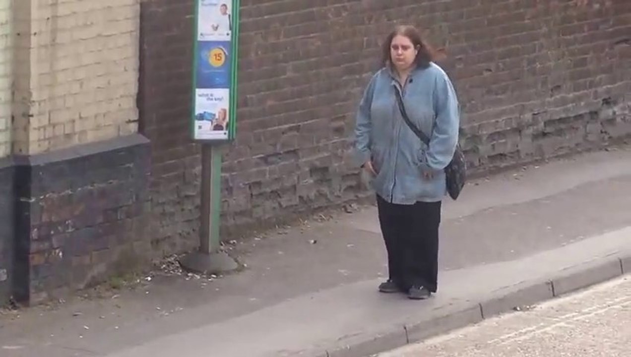 Une femme danse à un arrêt de bus - The Dancing Queen!! Ahaha