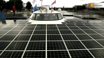Le plus grand bateau solaire photovoltaïque du monde fait escale à Paris