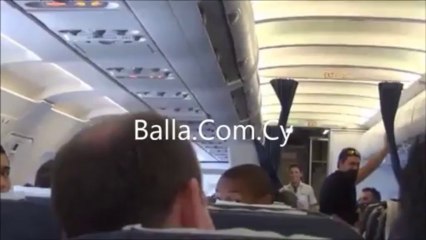 Τραγούδι οπαδού ΑΠΟΕΛ στην πτήση (1)