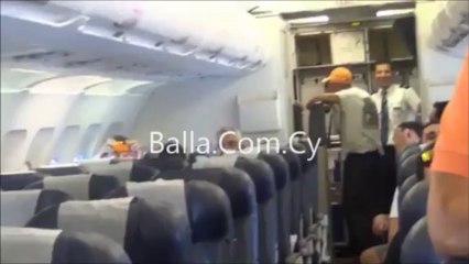 Τραγούδι οπαδού ΑΠΟΕΛ στην πτήση (2)