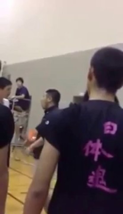 Un lycéen reçoit 13 claques en 15 secondes par son prof