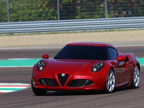 Fisichella emmène l'Alfa Romeo 4C sur circuit.