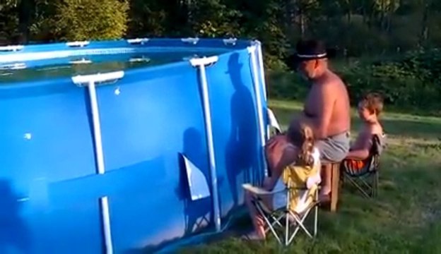 Technique pour vider sa piscine... Suffit de la détruire!!!