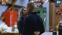 Barbara e Mateus trocam selinhos na cozinha, noite 17/09