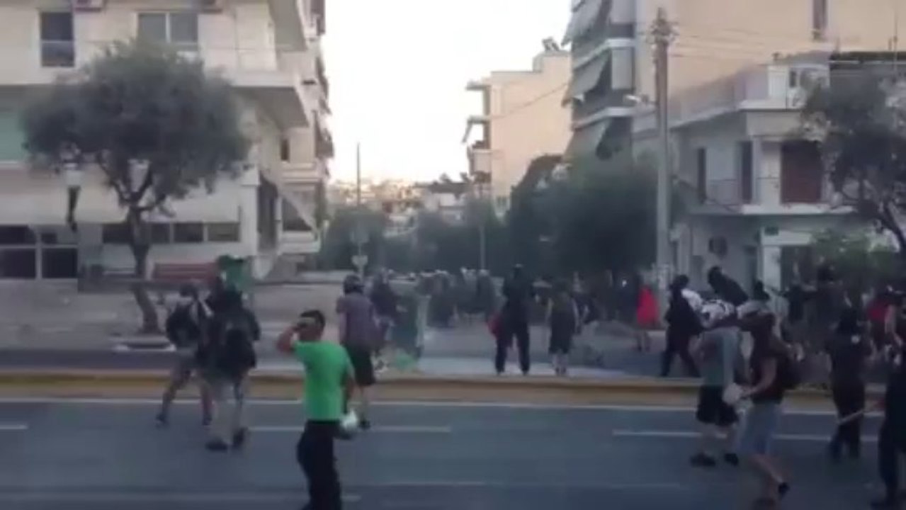 Σοβαρά επεισόδια στο Κερατσίνι μεταξύ αναρχικών και αστυνομικών