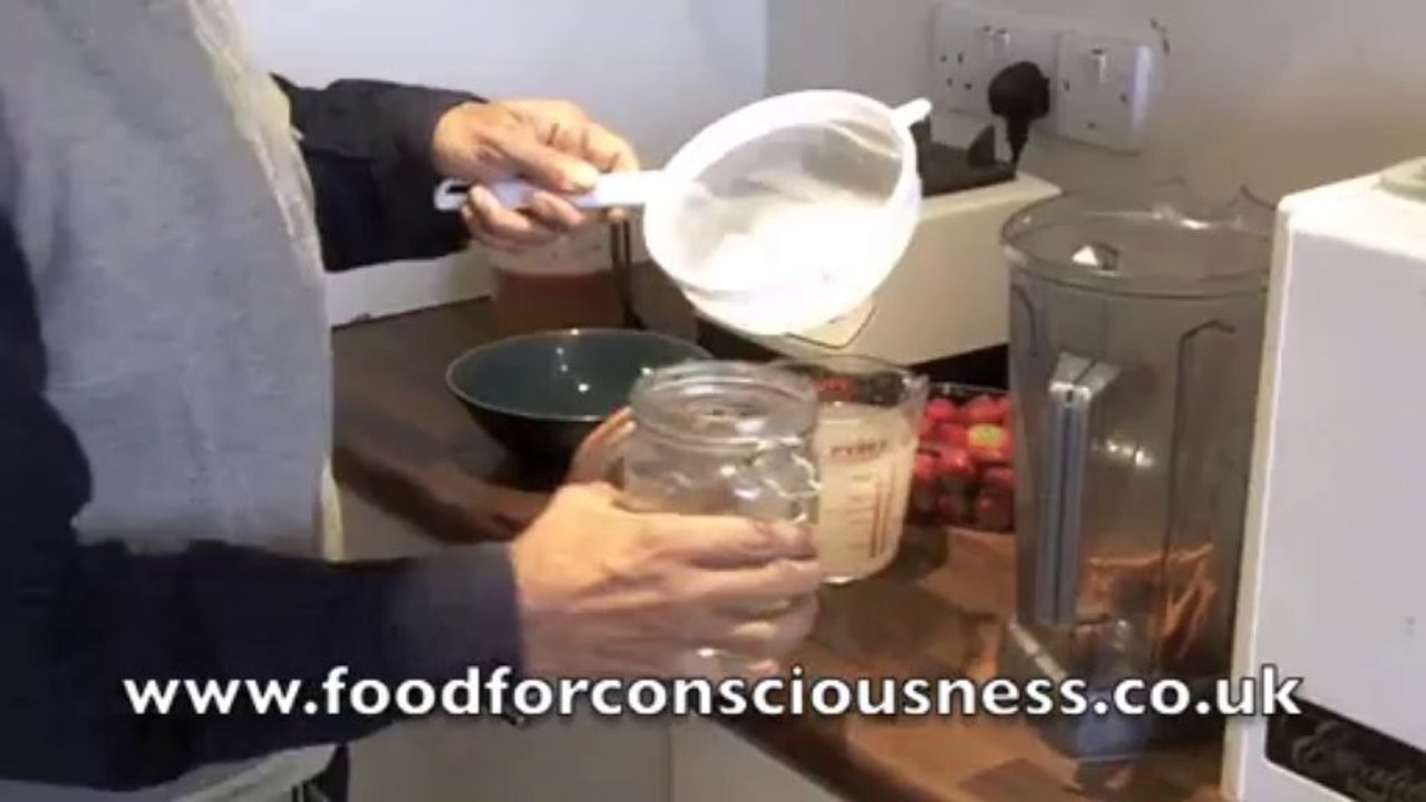 How to make a goji berry coconut kefir smoothie