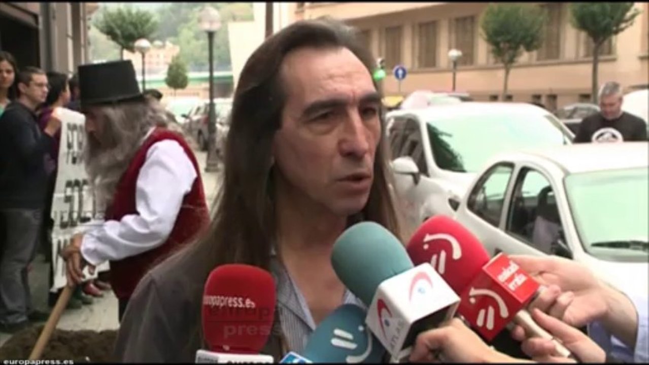 Enterrados para protestar contra los recortes