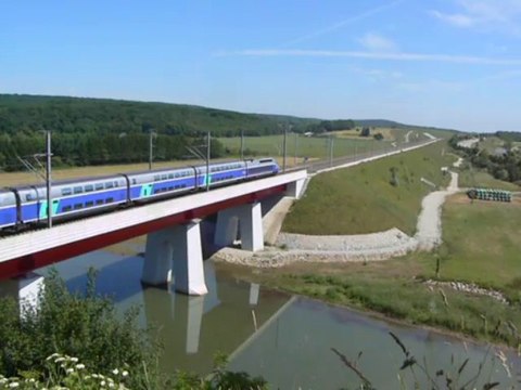TGV EuroDuplex D4710 sur la LGV RR à Chevroz