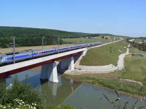 TGV R 4515 sur la LGV RR à Chevroz à destination de Marseille.
