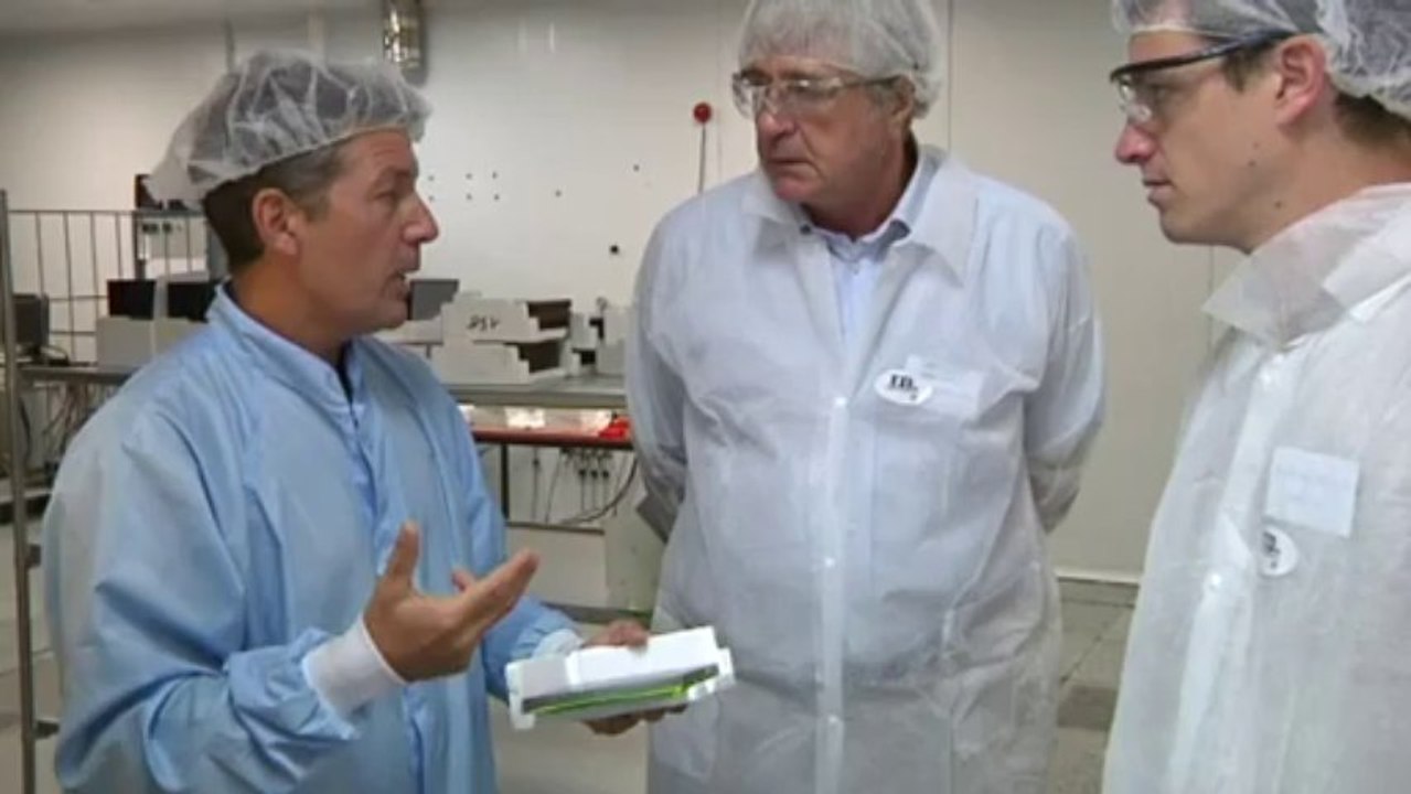 Solaire : visite de l'entreprise Semco, spécialisée dans la fabrication de cellules photovoltaïques