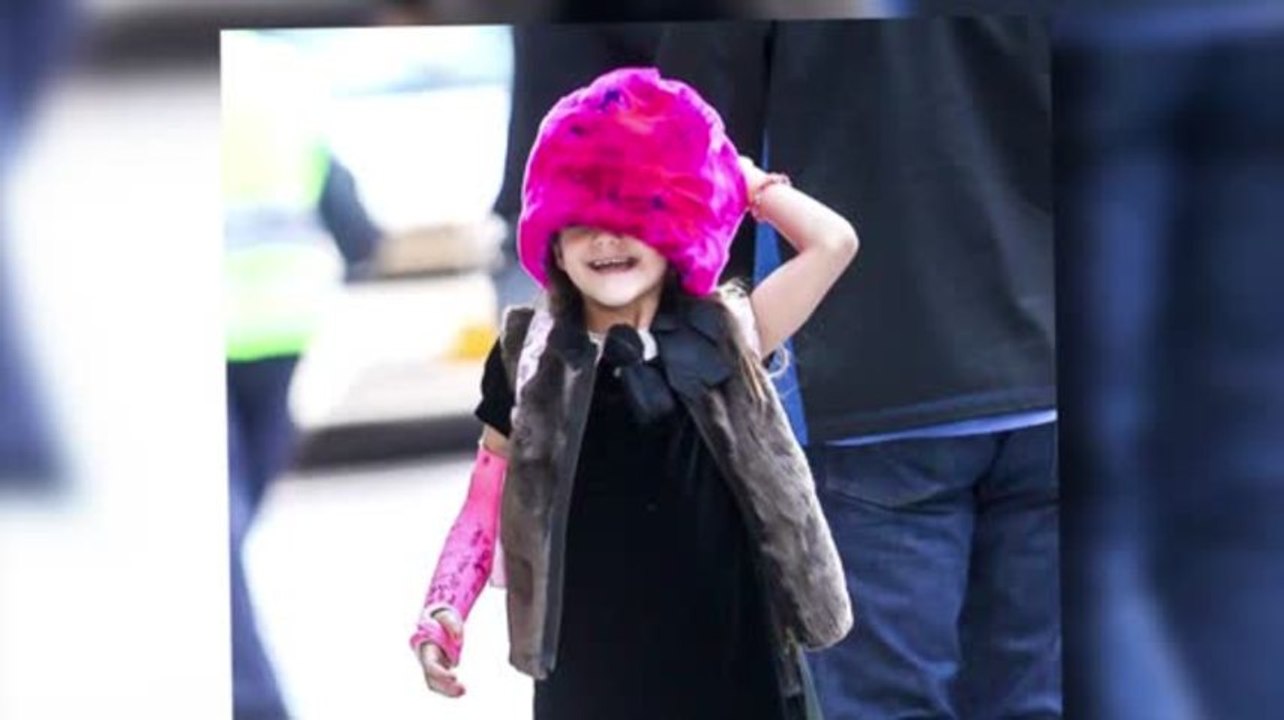 Suri Cruise mit pelzigem, pinkem Hut mit Mama Katie Holmes