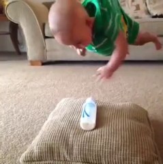 Mission Impossible en mode "je veux mon biberon" - Bébé trop mignon!