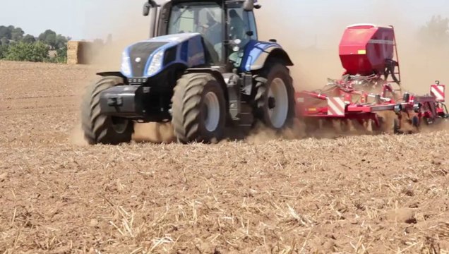 A bord du New-Holland T7-210 et sa barre de guidage