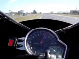 O que fazer ao ser ultrapassado a 299 km/h? | Honda CBR 1000 vs. Suzuki GSX-R SRAD