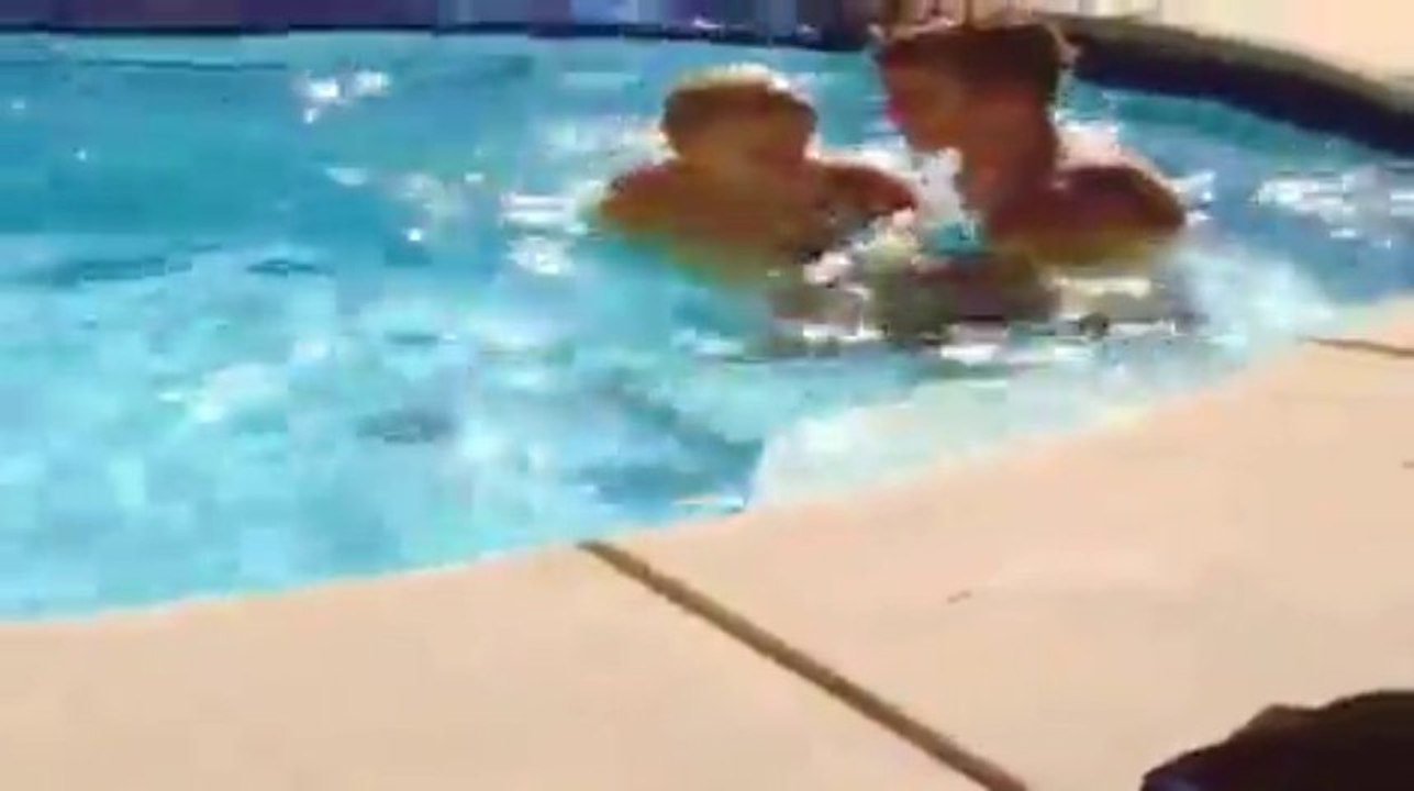 Justin Bieber le enseña a nadar a su hermano  - Justin Bieber teaches his younger brother swim