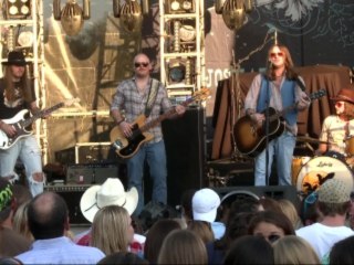 Whiskey Myers - Bar, Guitar and a Honky Tonk Crowd (live)