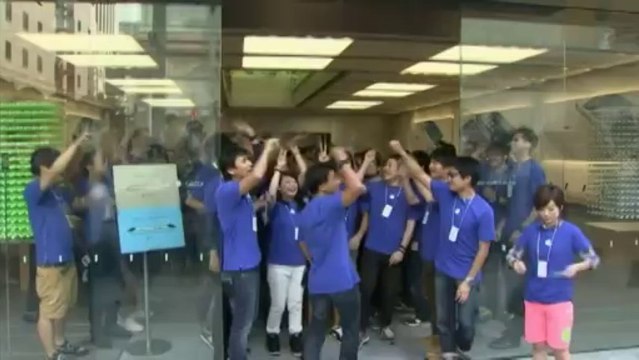 Les fans d'Apple se ruent sur les nouveaux iPhone au Japon