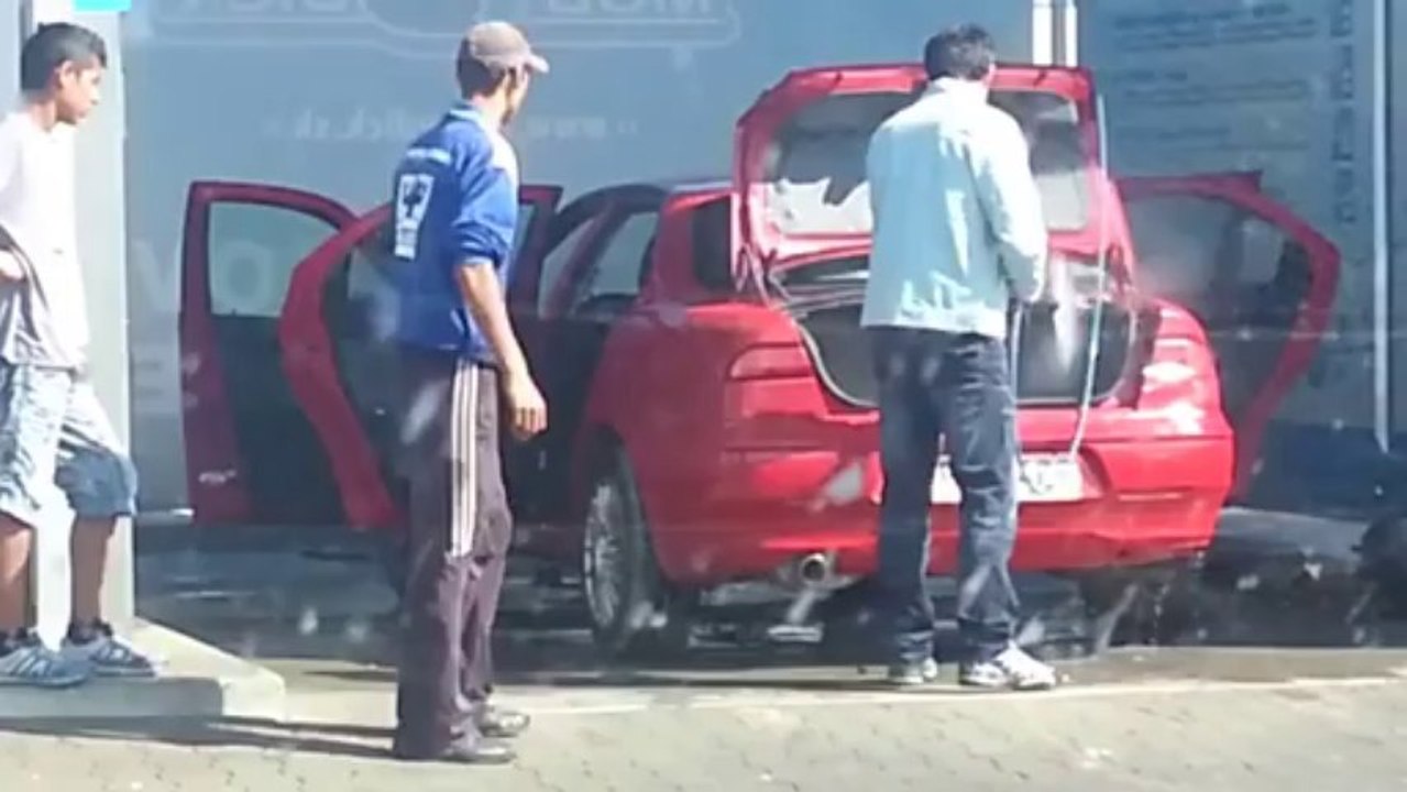 Dumb guy washing his car with water shoot : outside and INSIDE the car... FAIL!