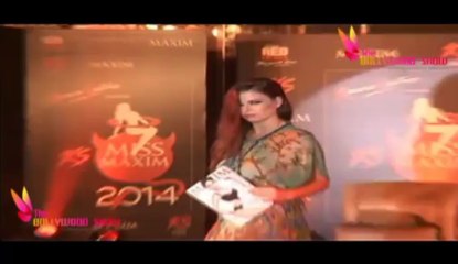 Seductive Rampwalk of Models with Magazine