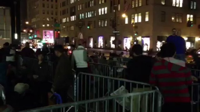 Τρέλα για το IPHONE 5S - Ουρές στο Μανχάταν (New Greek TV)