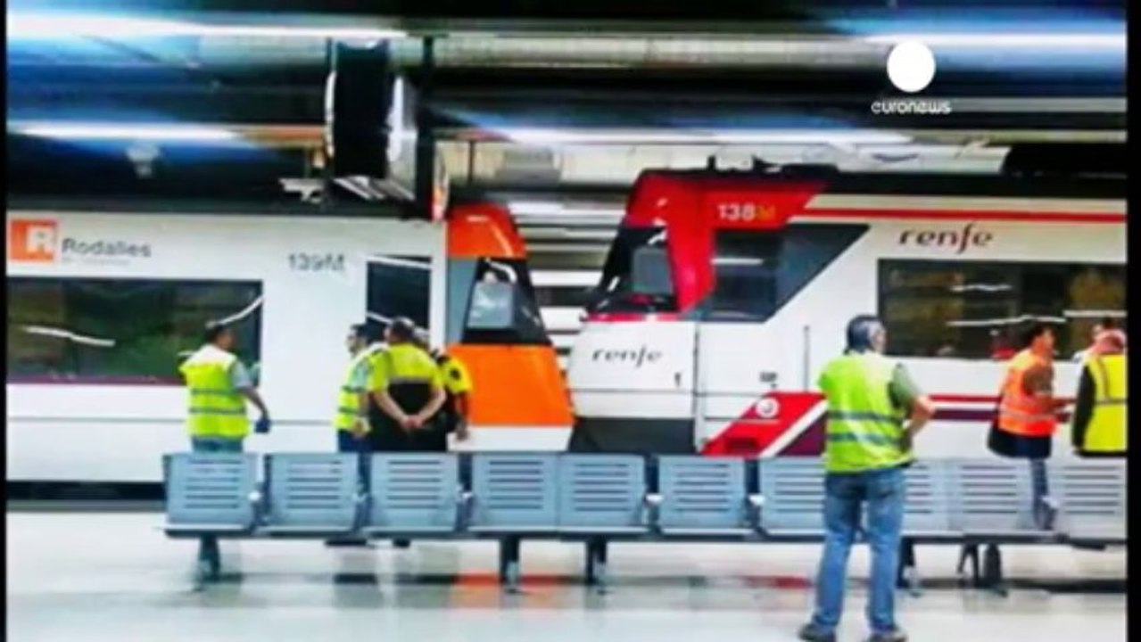 Varios heridos leves en un choque de trenes en Barcelona