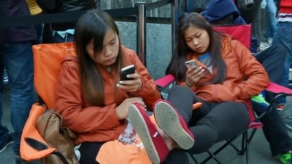 Lines create drama at new iPhone launch